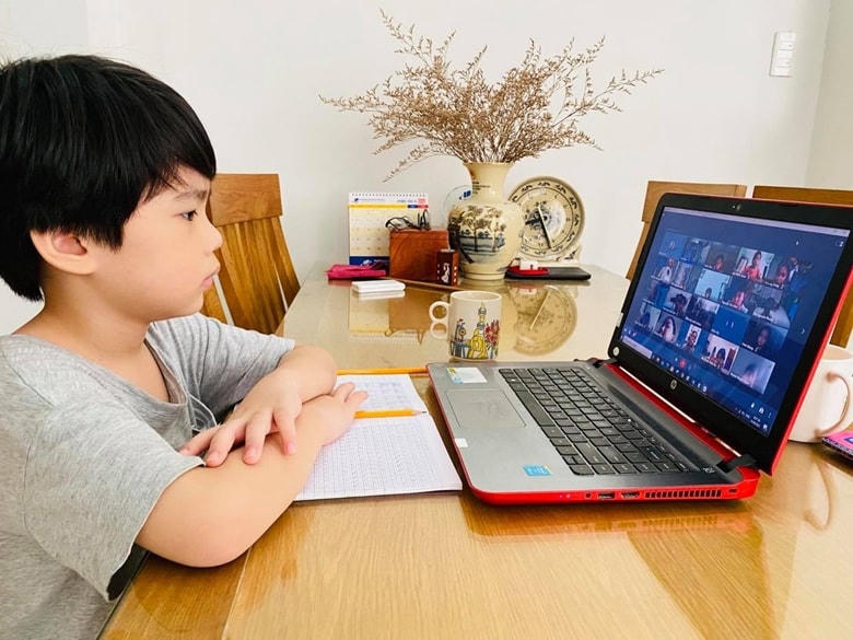 Học sinh học trực tuyến trong mùa dịch. Ảnh: V.Lê.