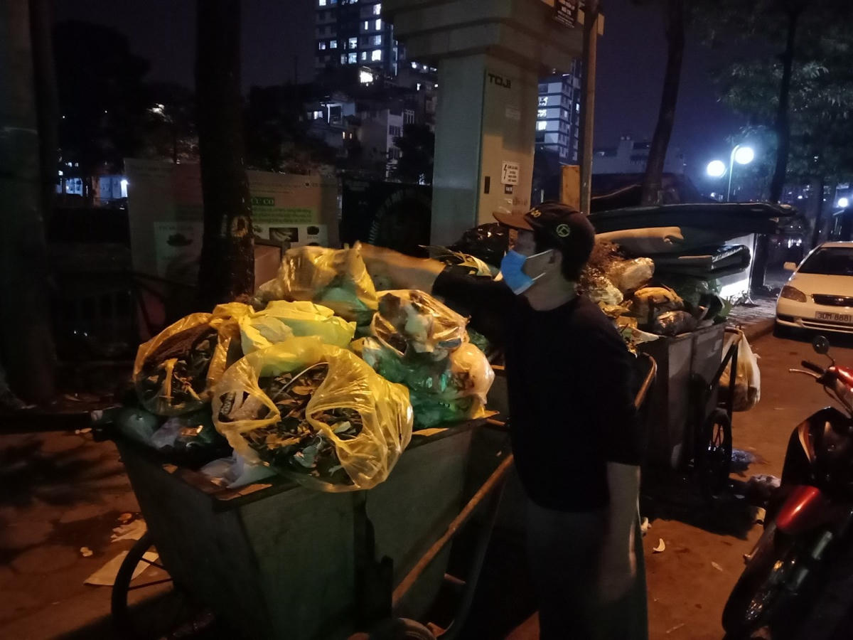 Một số người đưa rác đến tận điểm tập kết bỏ vào xe.