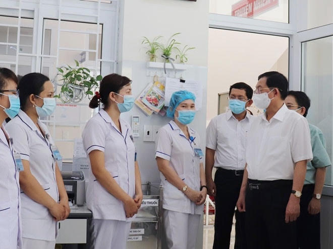 Ông Hồ Quốc Dũng, Bí thư Tỉnh ủy Bình Định động viên các y, bác sĩ tham gia chống dịch tại Bệnh viện đa khoa tỉnh Bình Định.