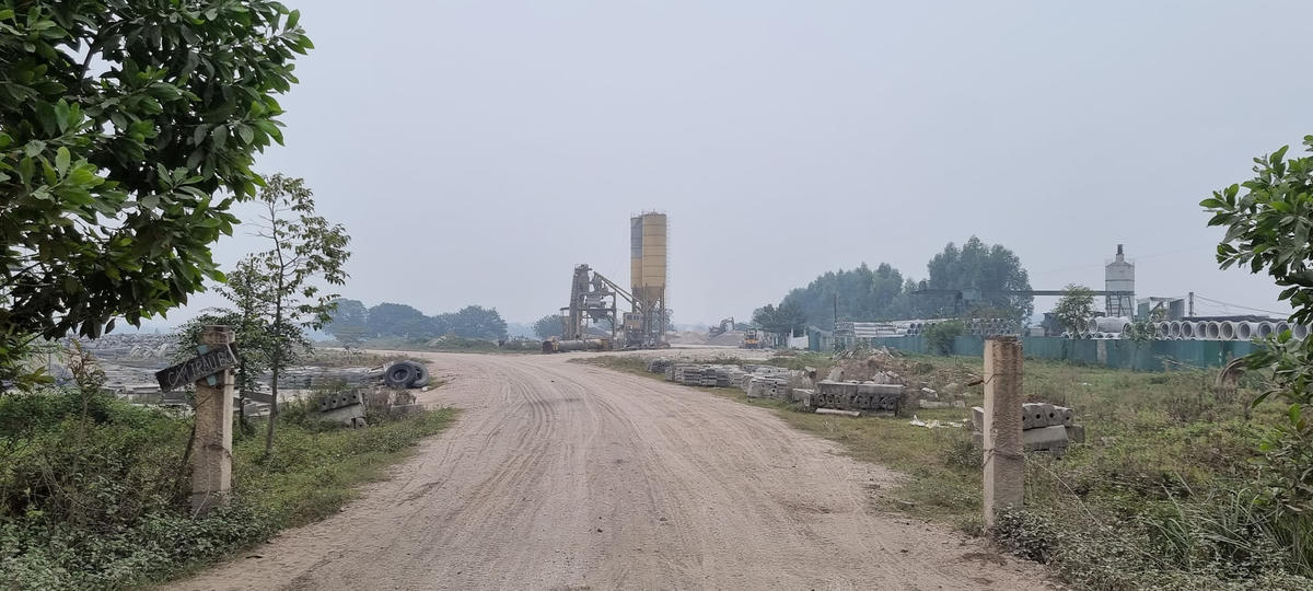 Người dân địa phương tố các công ty xây dựng này gây ô nhiễm, ảnh hưởng đời sống. Ảnh: Nam Anh. 