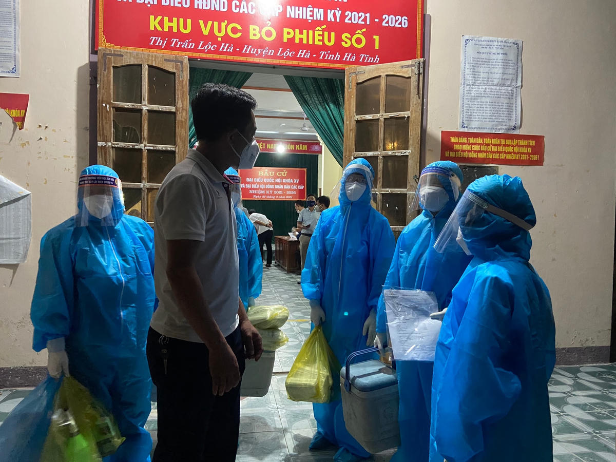 Lấy mẫu xét nghiệm cho 1.200 người dân trong vùng phong tỏa.