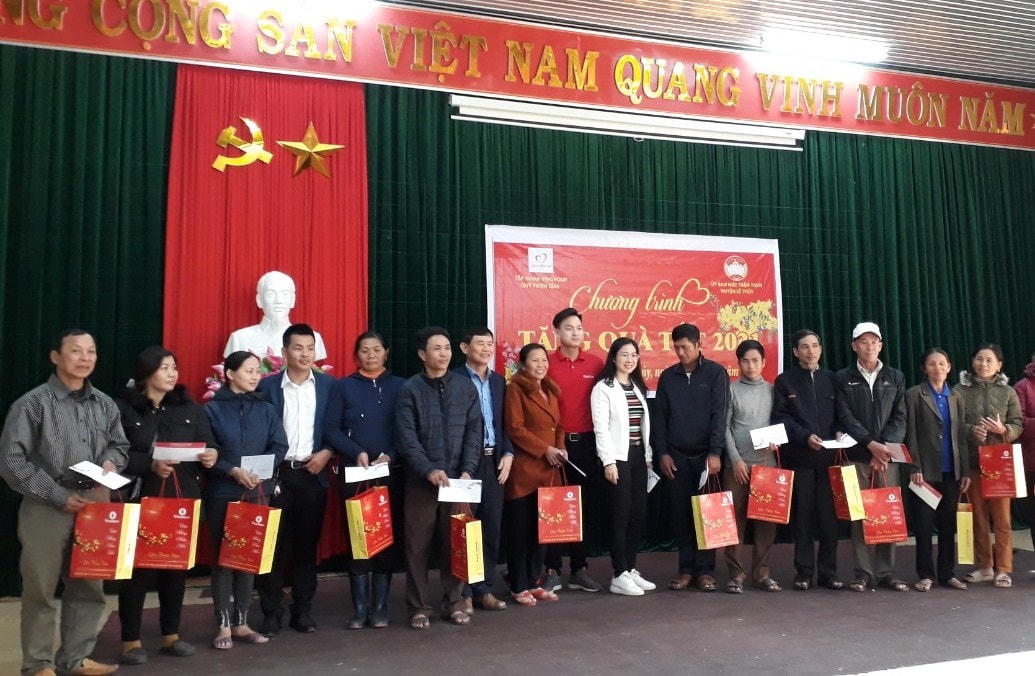 Trao tặng quà Tết cho người nghèo ở huyện Lệ Thủy (Quảng Bình).