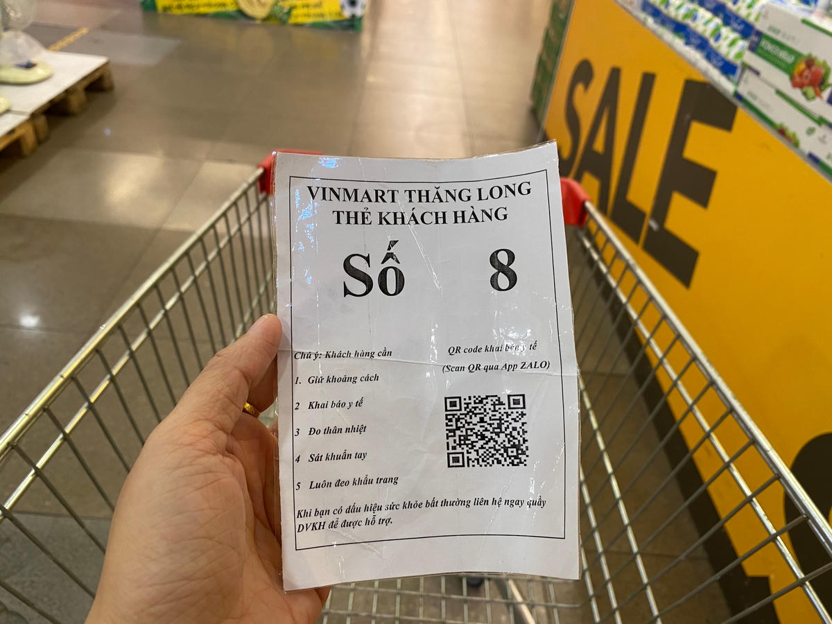 Mỗi người sẽ được phát một thẻ khách hàng. Ảnh: L.A..