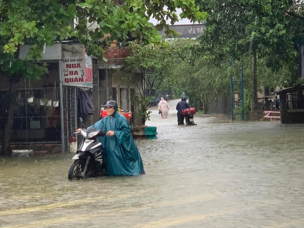 Mưa lớn kéo dài, lũ lên nhanh