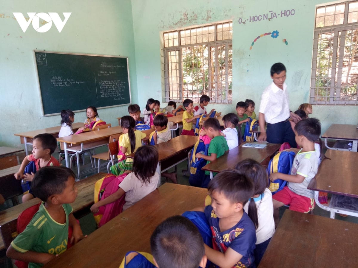 Giáo viên vùng sâu Đăk Lăk nỗ lực vượt khó đem chữ đến học trò nghèo.  