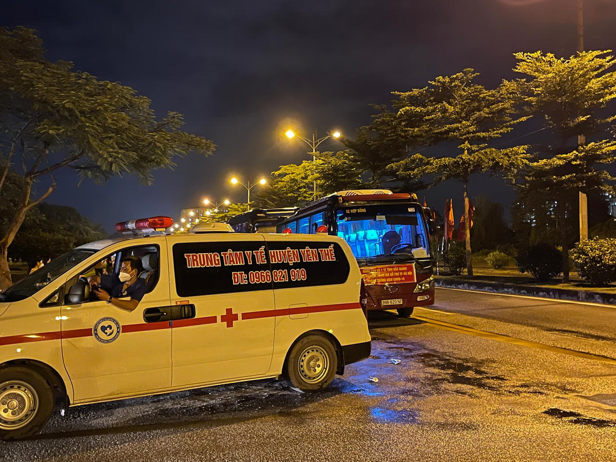 Đoàn xe nối dài chở hơn 800 nhân viên y tế tỉnh Bắc Giang đã có mặt tại Hà Nội. Ảnh: Lan Anh. 