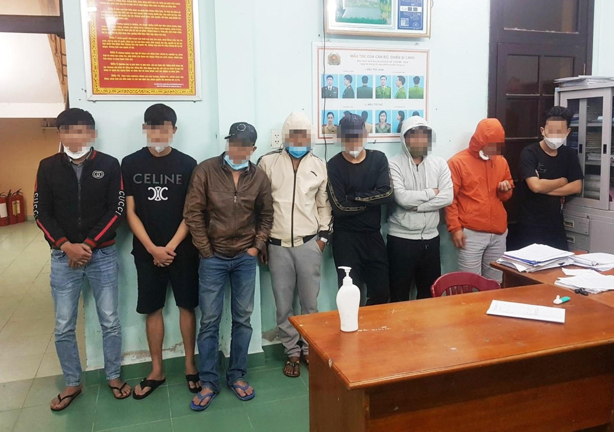 Nhóm thanh niên dương tính ma túy tại cơ quan Công an.