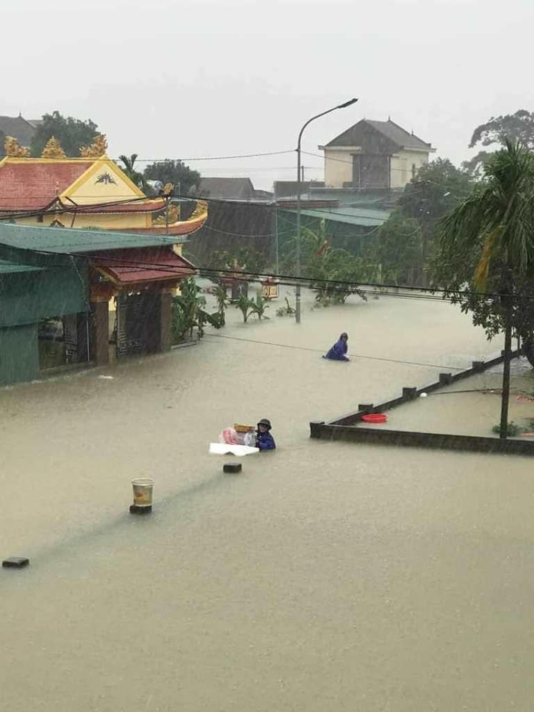 Đội mưa lũ đi lấy lương thực, thực phẩm.