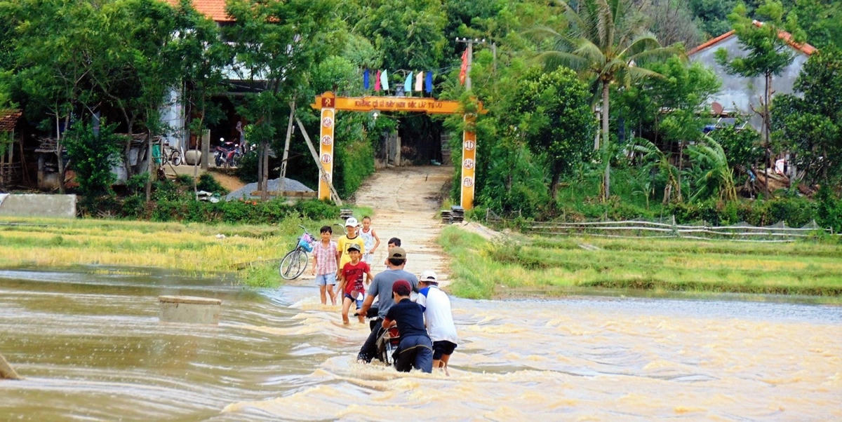 Nước sông dâng, học sinh Quảng Nam được nghỉ học.