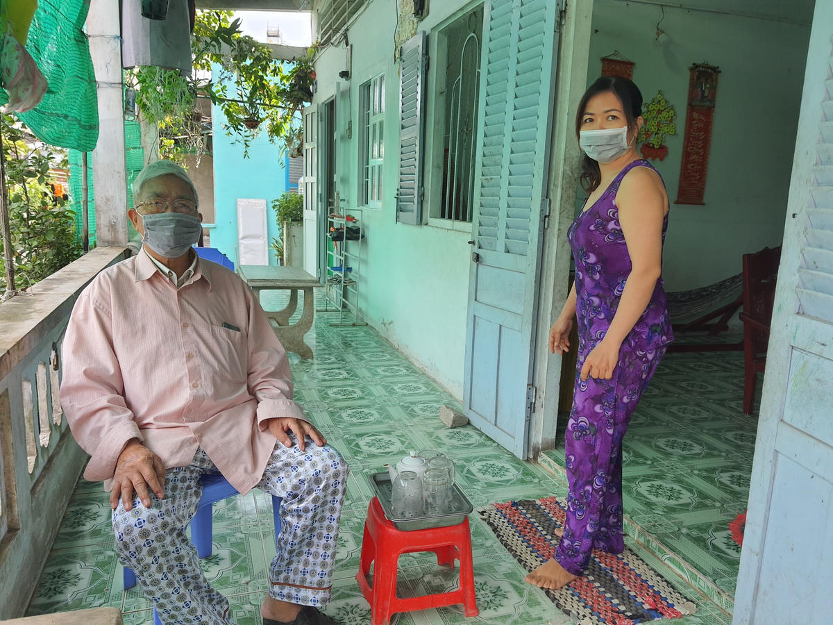 Cũng như hàng trăm hộ dân ở khóm 4, phường 7, TP Bạc Liêu, ông Đào Hữu Ước, 72 tuổi là một giáo viên về hưu sống ở đây mấy chục năm không thể xây dựng nhà mới vì bị quy hoạch treo và không thể đi đăng ký quyền sử dụng đất.