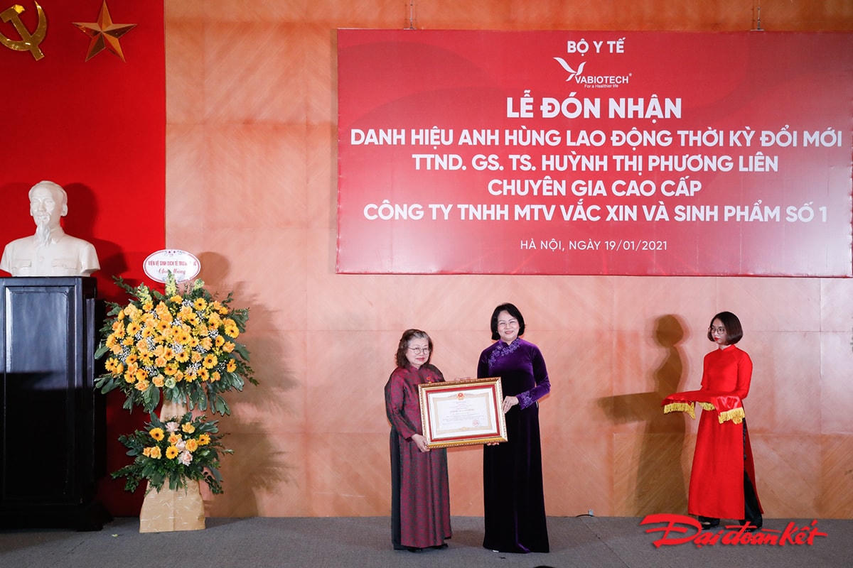 Phó Chủ tịch nước Đặng Thị Ngọc Thịnh trao tặng Danh hiệu Anh hùng Lao động thời kỳ đổi mới cho TTND.GS.TS Huỳnh Thị Phương Liên.