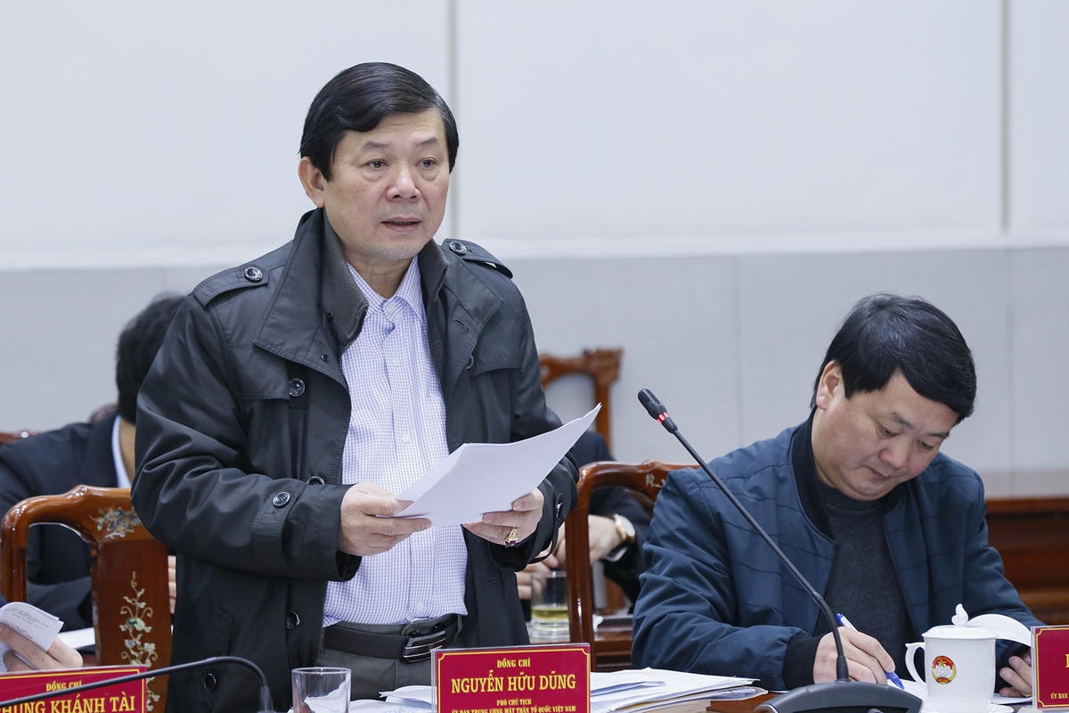 Phó Chủ tịch Nguyễn Hữu Dũng phát biểu tại phiên họp.