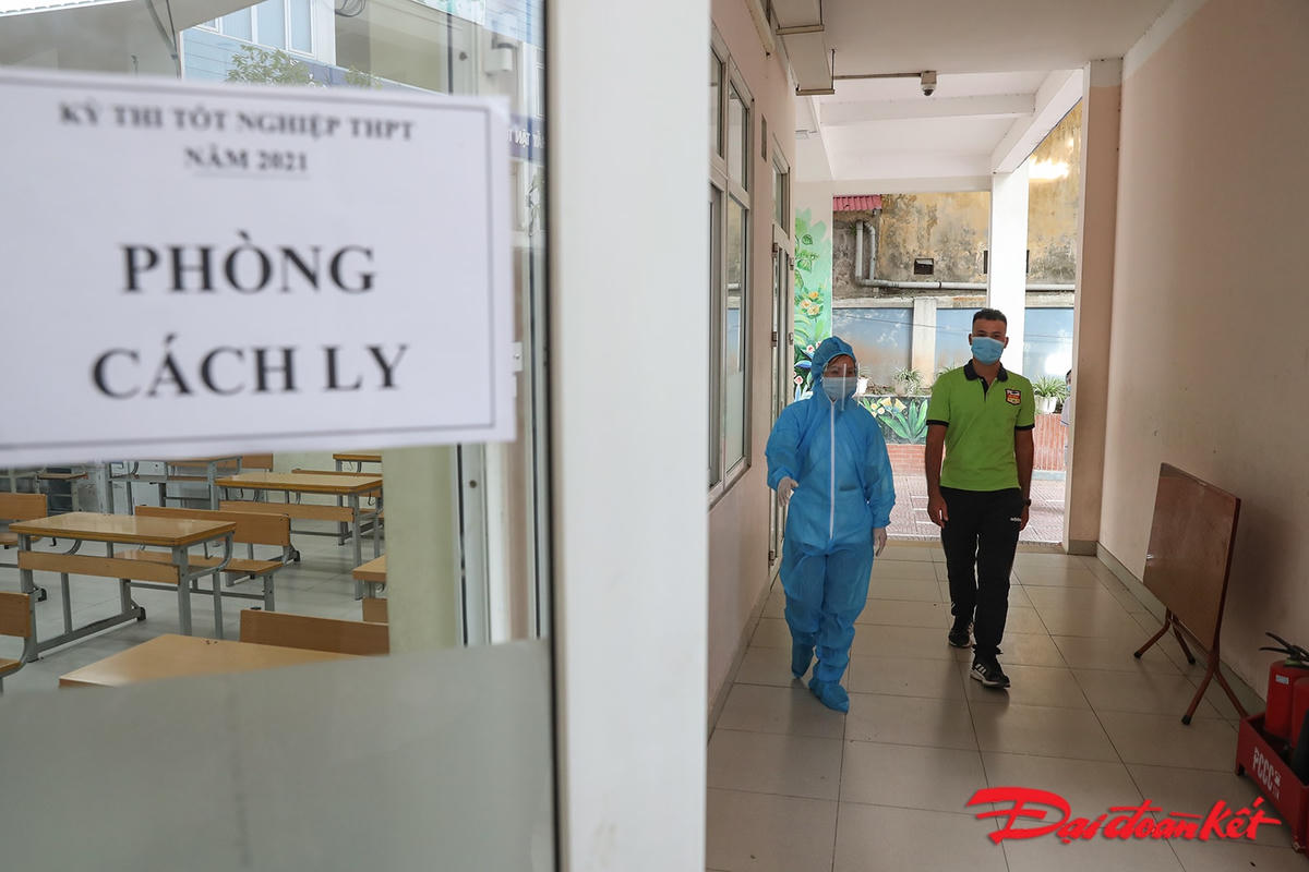 Điểm thi cũng lập tình huống giả định phát hiện thí sinh có dấu hiệu thân nhiệt cao, sốt, mỏi tại cổng trường sẽ được đưa vào phòng cách ly tạm thời. Thí sinh sẽ được kiểm tra sức khoẻ, đo thân nhiệt. Nếu thí sinh sau khi nghỉ ngơi thân nhiệt vẫn cao hơn bình thường và không có yếu tố dịch tễ sẽ được tiến hành thăm khám, sơ cứu đồng thời hướng dẫn thí sinh vào phòng thi dự phòng.