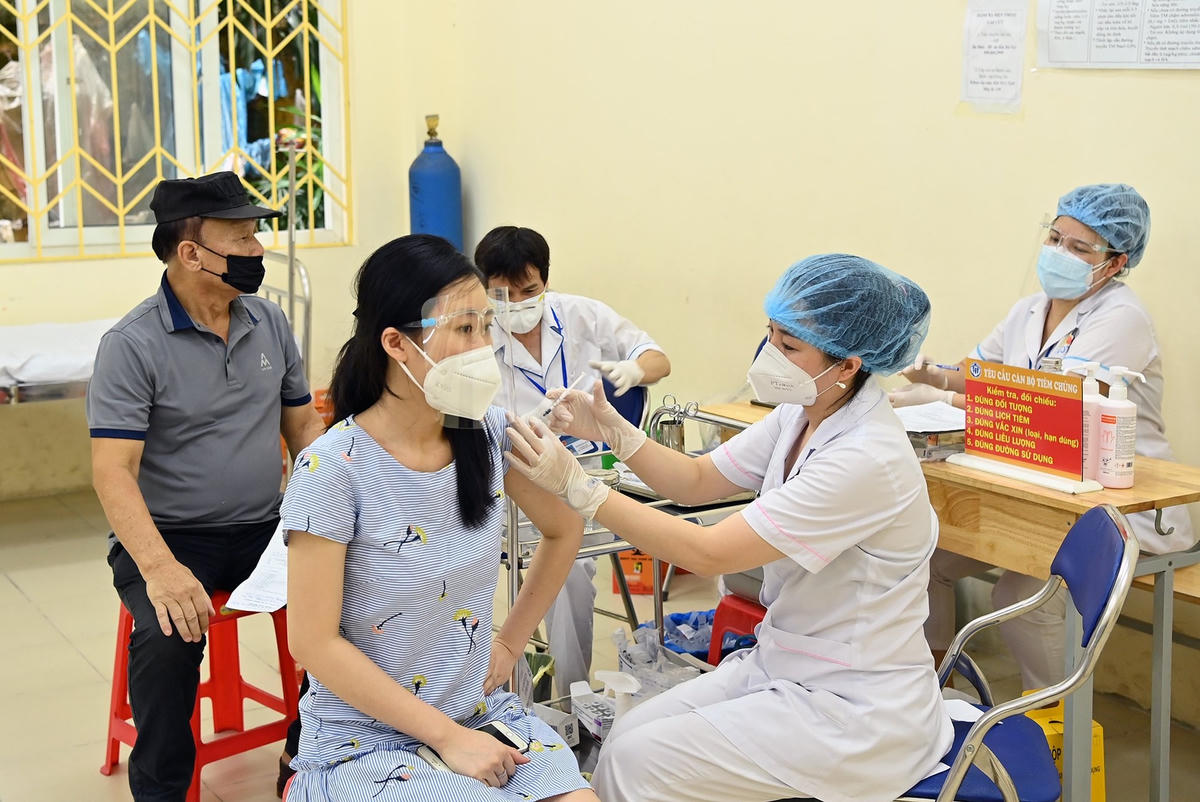 Nhân viên y tế thực hiện tiêm vaccine phòng Covid-19 cho người dân. Ảnh: Quang Vinh.