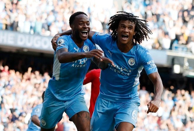 Màn ăn mừng hụt của các cầu thủ đội chủ nhà vào cuối trận.