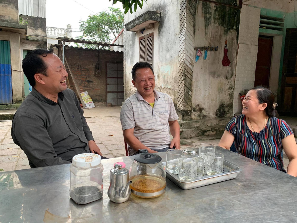 Bà con rất vui vẻ hưởng ứng lời mời gọi của Linh mục.