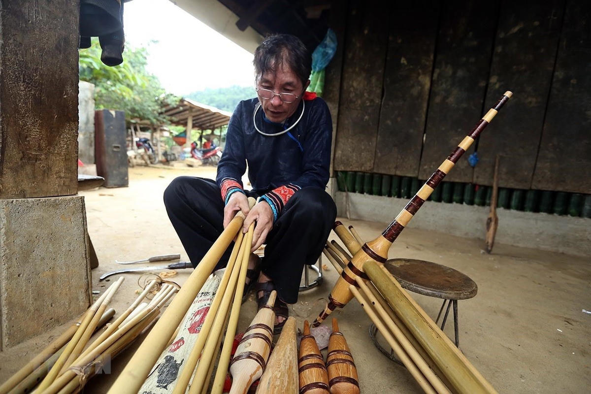 Chuẩn bị vật liệu để làm khèn.
