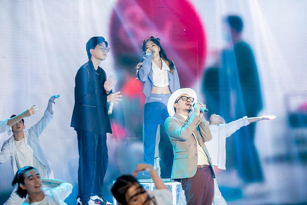 Master Hà Lê cùng giúp sức cho Orange trong phần trình diễn.