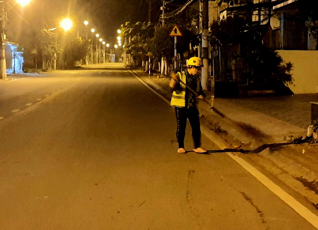 Những công nhân công trình đô thị vẫn miệt mài dọn dẹp vệ sinh môi trường bất kể ngày đêm.