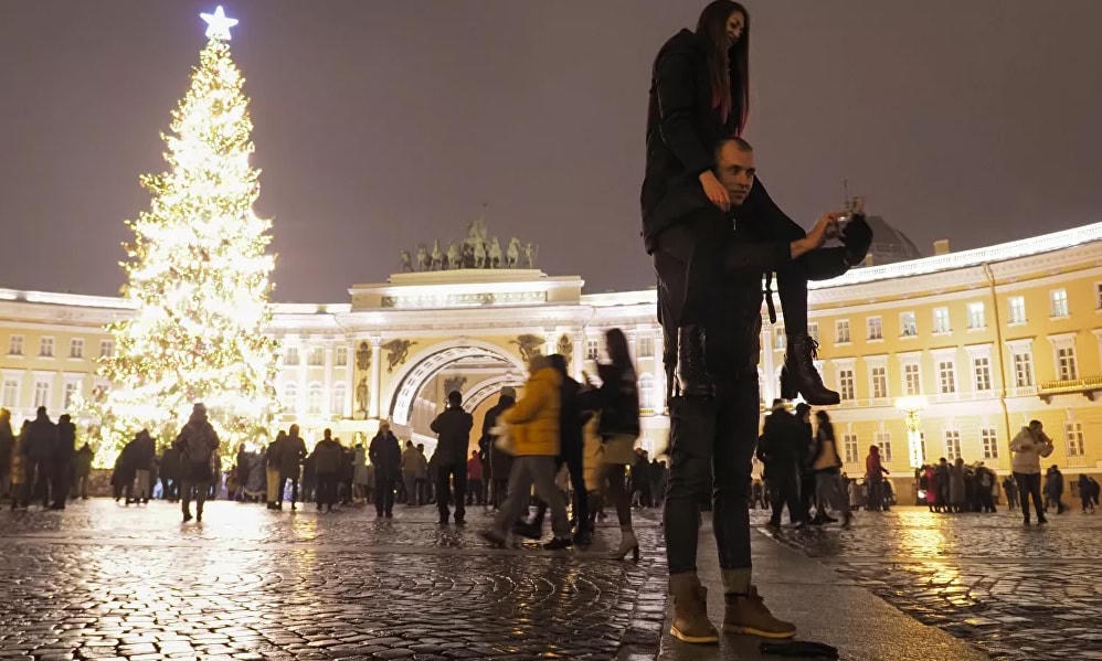 Một cặp đôi chụp ảnh selfie tại Quảng trường Cung điện trong lễ đón năm mới ở trung tâm thành phố St.Petersburg, Nga.