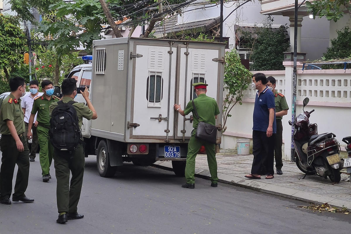 Công an TP Tam Kỳ bắt giữ ông Phạm Văn Điểu, Giám đốc BQL Dự án Đầu tư và xây dựng TP Hội An. 