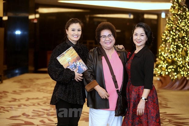 Nghệ sỹ ưu tú Minh Vượng cùng diễn viên Hoa Thúy, Minh Phương trong buổi ra mắt phim "Trở về giữa yêu thương." (Ảnh: PV/Vietnam+)