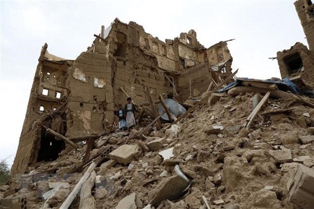 Cảnh đổ nát sau một cuộc oanh kích của liên quân do Saudi Arabia đứng đầu nhằm vào các mục tiêu của lực lượng Houthi ở Sanaa, Yemen. (Ảnh: THX/TTXVN).