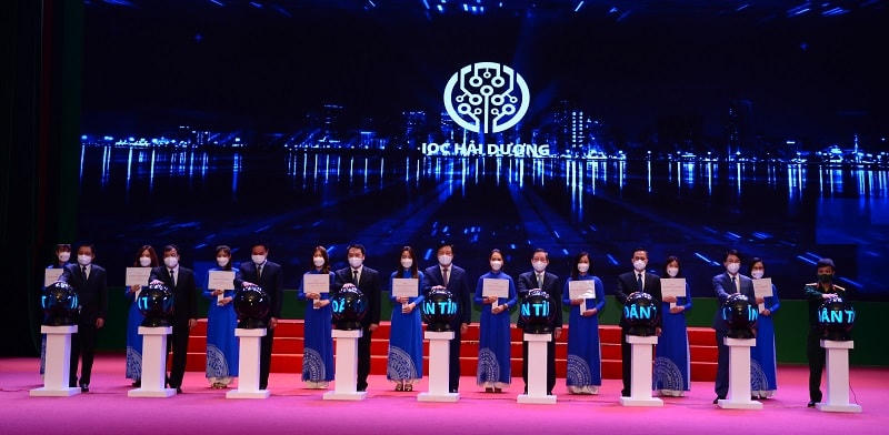 Nghi lễ ra mắt Trung tâm giám sát, điều hành thông minh (IOC) tỉnh Hải Dương và ứng dụng dành cho người dân.