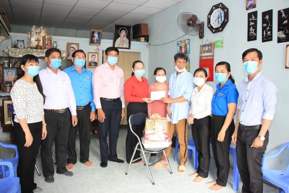 Bà Phan Kiều Thanh Hương cùng các thành viên đoàn công tác thăm, tặng quà một gia đình tại TP Thủ Đức.