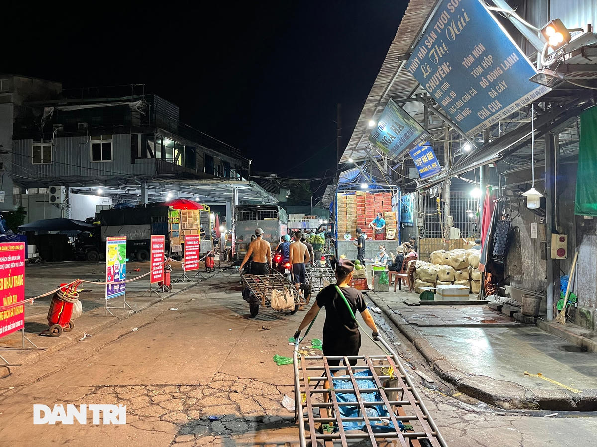 Cận cảnh toàn bộ khu chợ cá bên trong chợ Long Biên bị phong tỏa, cách ly. Nguồn Dân Trí.