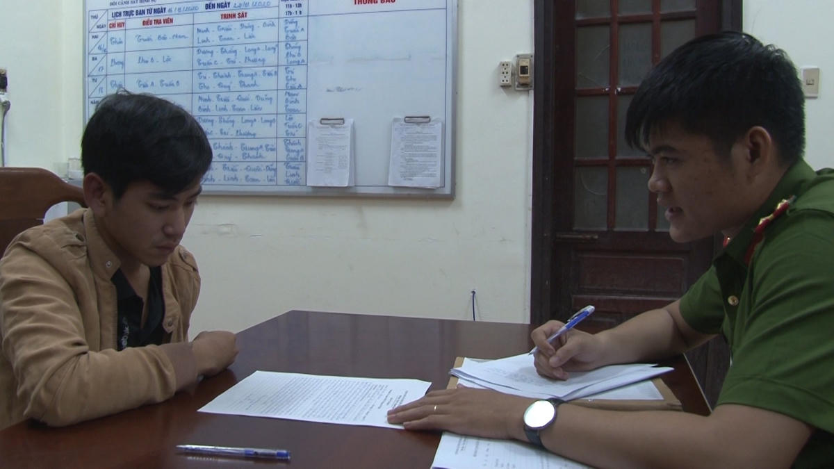 Đối tượng Trần Đức Nhật Anh tại cơ quan công an.