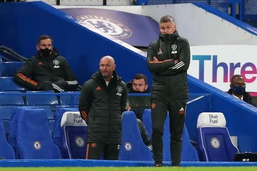 HLV Solskajer đứng theo dõi học trò thi đấu, Man Utd chơi khá bế tắc.