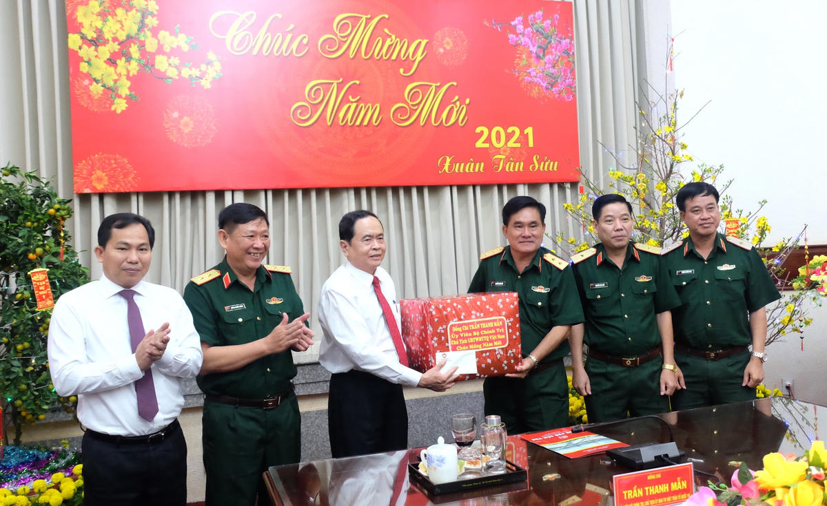 Chủ tịch Trần Thanh Mẫn tặng quà, chúc Tết Bộ Tư lệnh Quân khu 9.