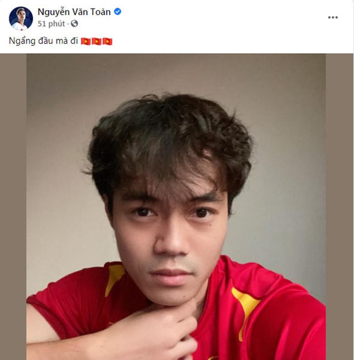 Tiền đạo Nguyễn Văn Toàn chia sẻ: “Ngẩng đầu mà đi”.