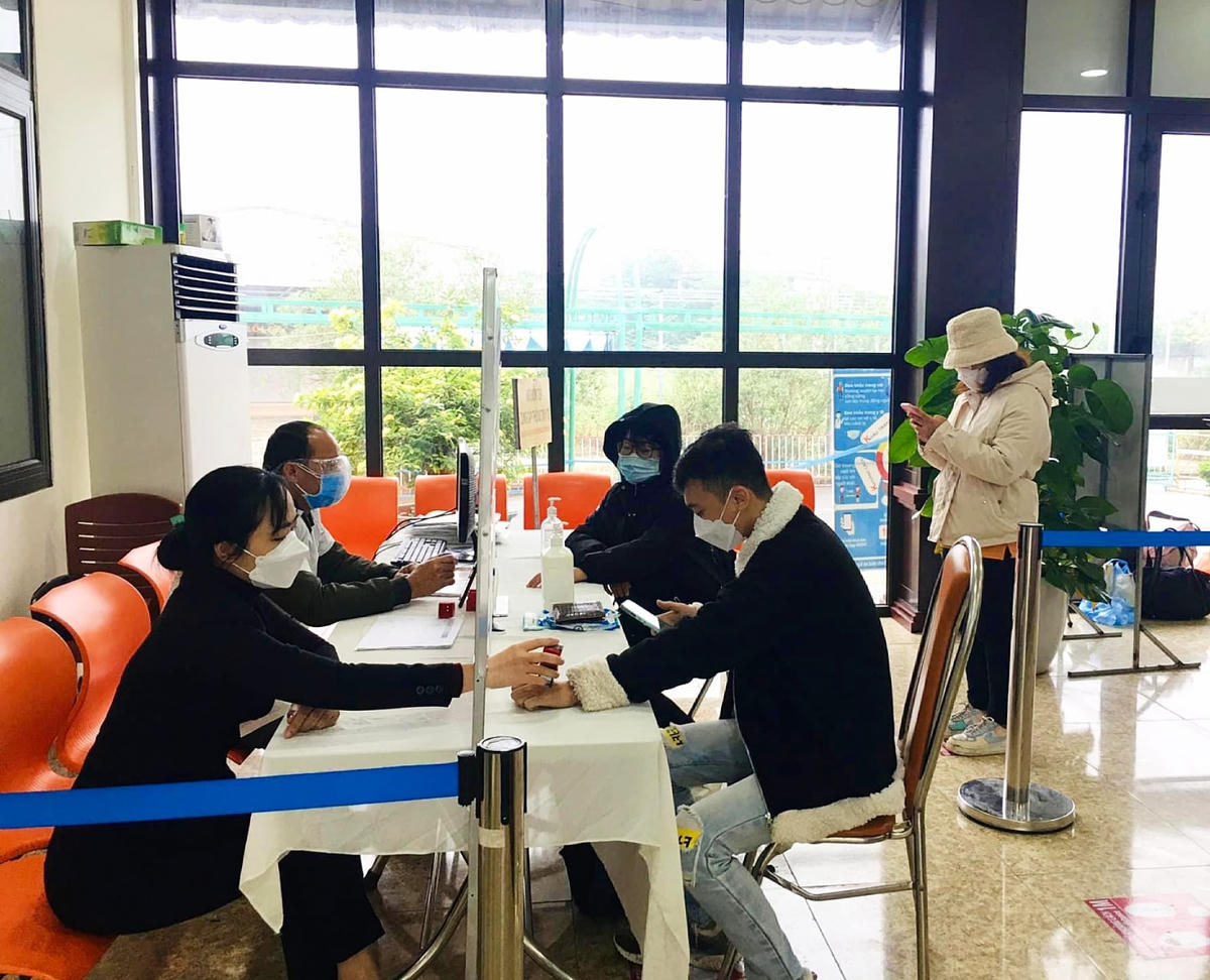 Trước khi tham quan Làng Văn hoá, du khách phải thực hiện các bước kiểm tra, khai báo y tế.