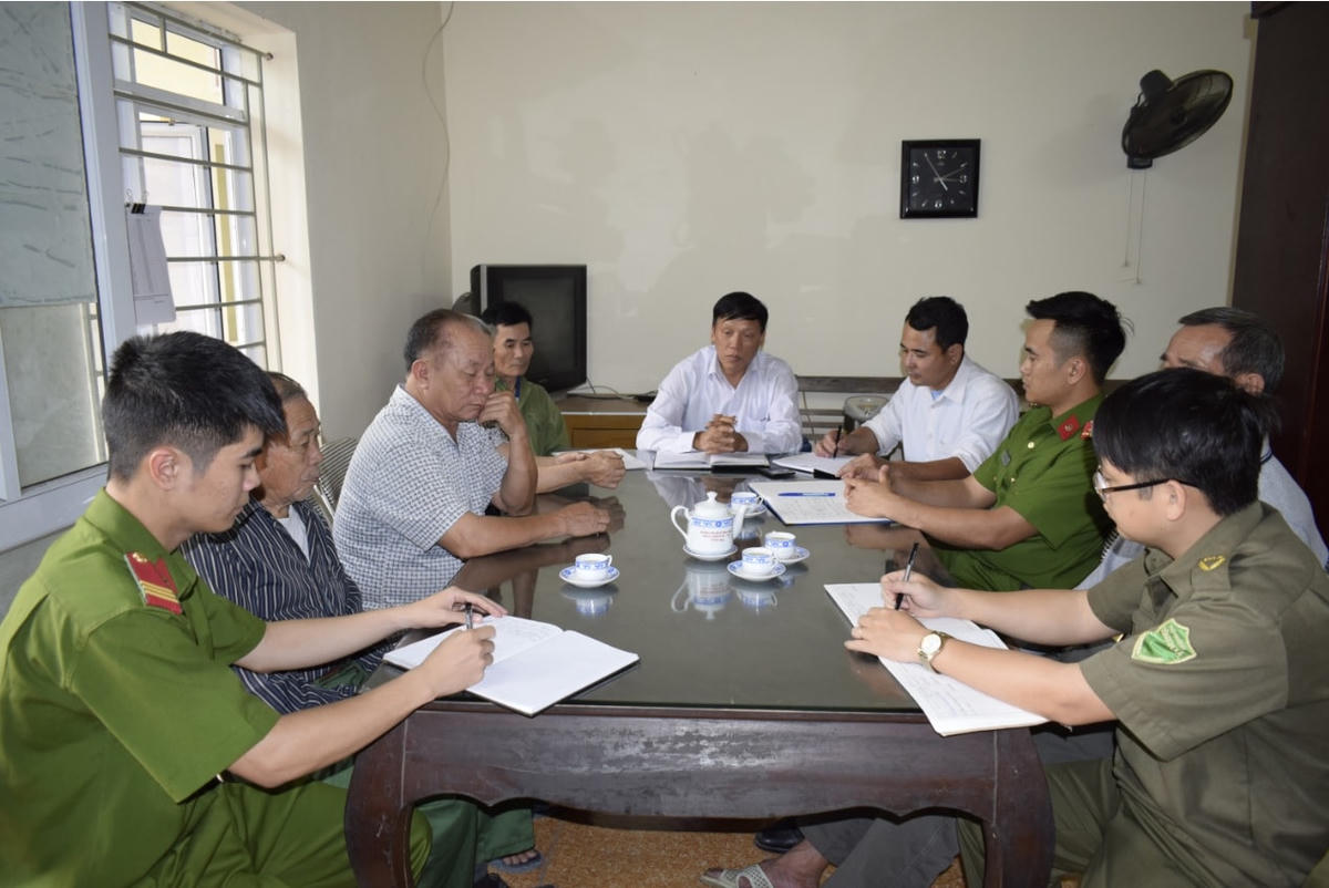 Người có uy tín và lực lượng chức năng động viên, giúp đỡ người chấp hành xong án phạt tù tái hòa nhập cộng đồng. Ảnh: Xuân Tùng