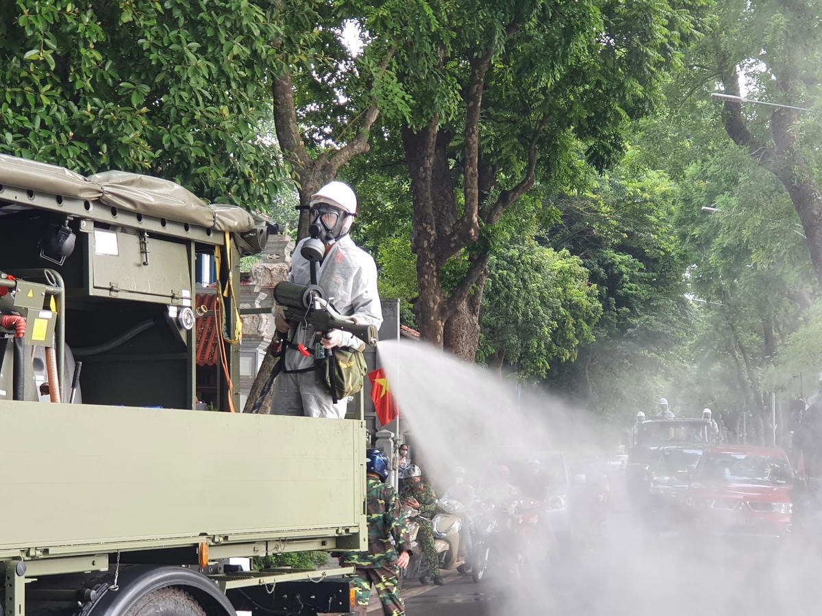 180 chiến sĩ thuộc Binh chủng Hóa học tham gia chi viện cho Bộ Tư lệnh Thủ đô thực hiện nhiệm vụ khử khuẩn thành phố. 