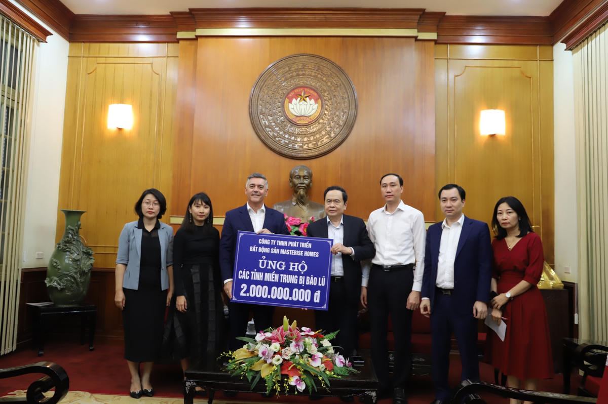 Chủ tịch Trần Thanh Mẫn tiếp nhận ủng hộ từ Công ty TNHH Phát triển Bất động sản Masterise Homes.