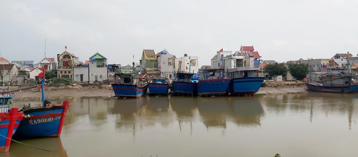 Tàu nằm bờ quá lâu, đến nỗi ngư dân xã Sơn Hải đùa vui "chưa năm nào, ngư dân chúng tôi nghỉ tết dài ngày như thế này" (Điền Bắc).