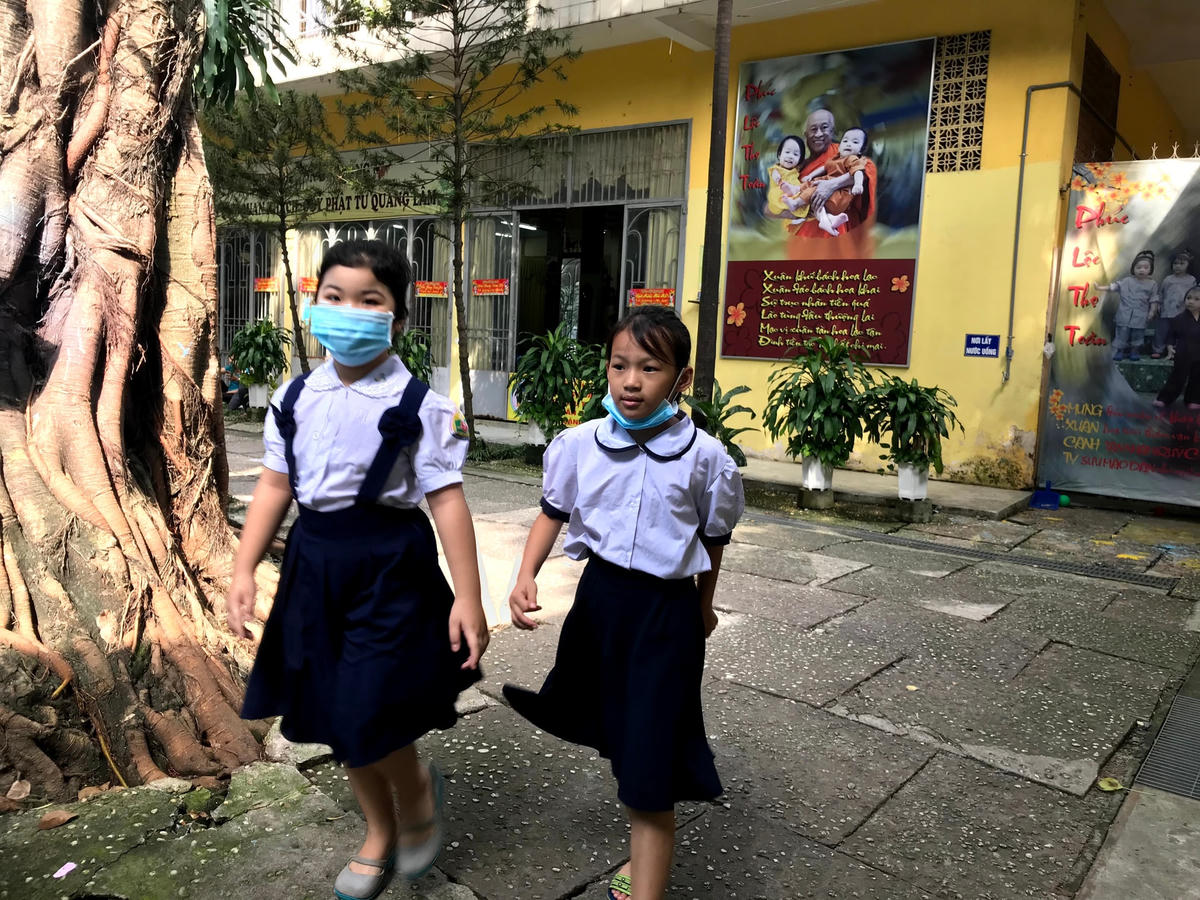Học sinh tới chùa Kỳ Quang học sáng ngày 11/9.