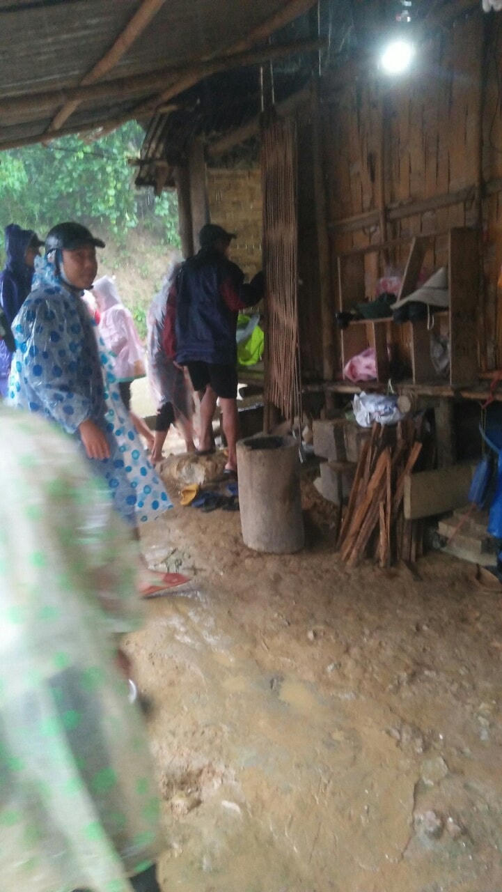 Lực lượng chức năng di dời người dân huyện Nam Trà My đến nơi an toàn. (Ảnh Đ. Thọ).