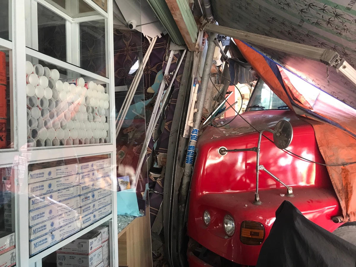 Xe Container lao vào cửa hàng, tông chết một người