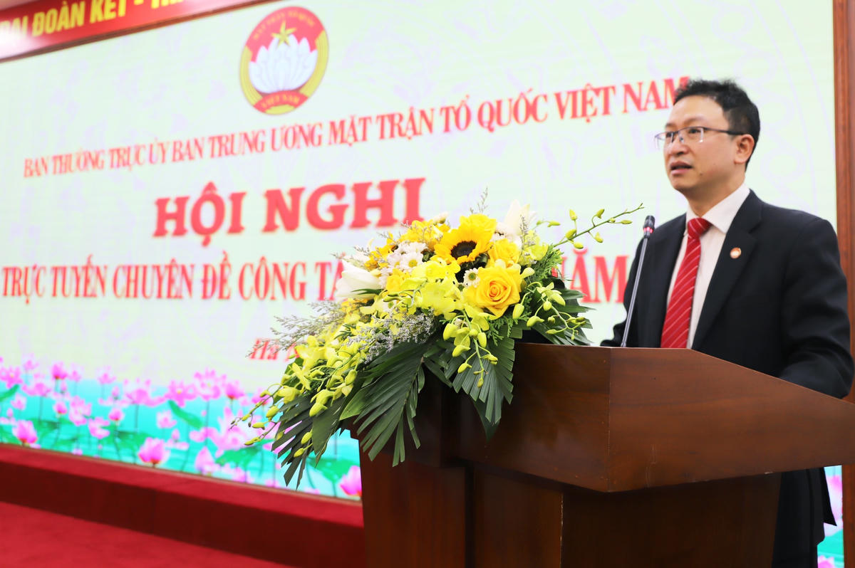 Ông Nguyễn Văn Thanh, Trưởng ban Tôn giáo UBTƯ MTTQ Việt Nam trình bày nội dung các chuyên đề tập huấn tại Hội nghị.