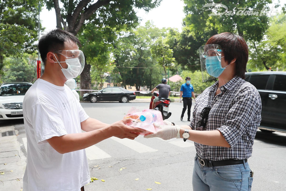 [ẢNH] 10.000 suất cơm sẽ đến với 3.000 người có hoàn cảnh ngặt nghèo trong đại dịch Covid-19