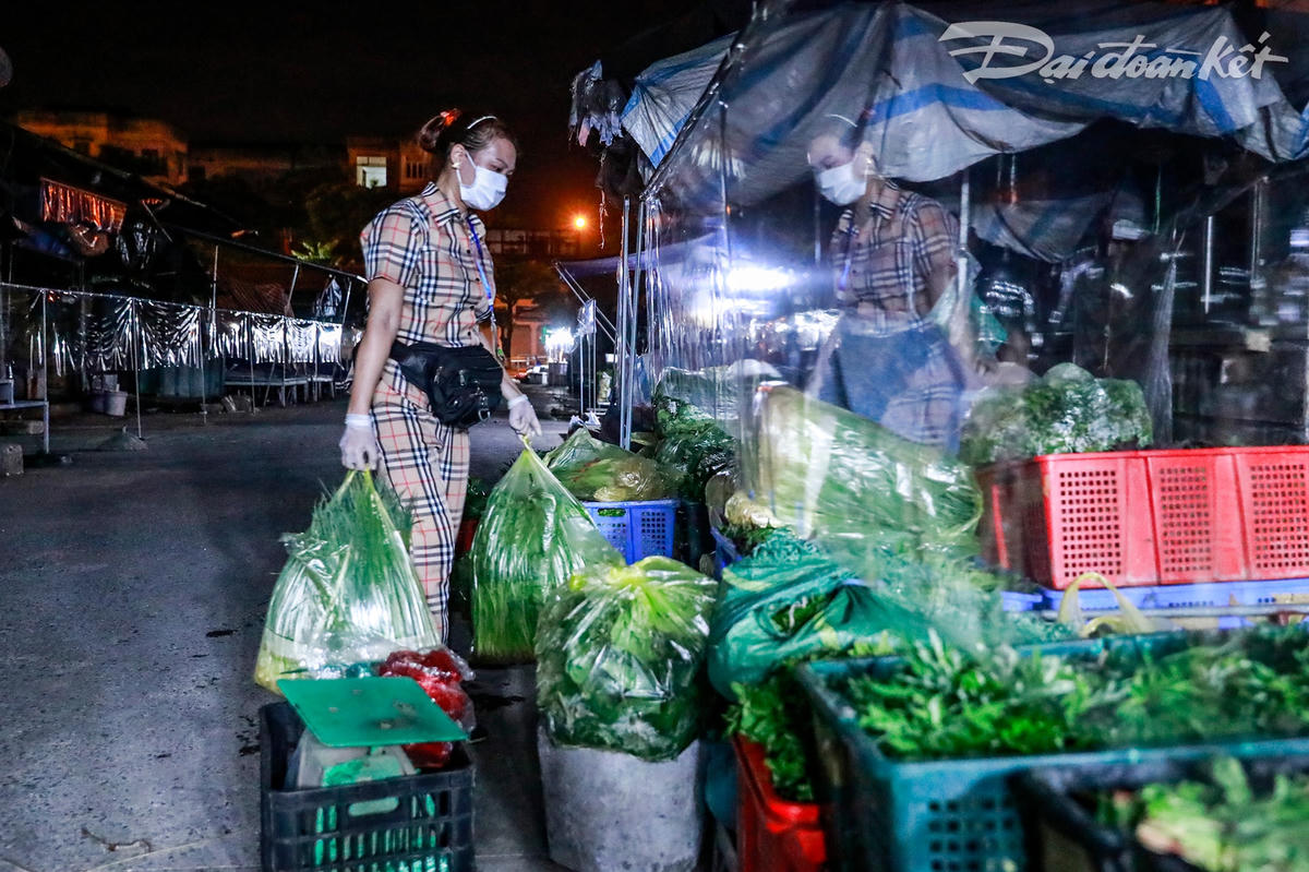 Chợ cũng phải giảm ít nhất 50% số gian hàng bán hàng thiết yếu được hoạt động.