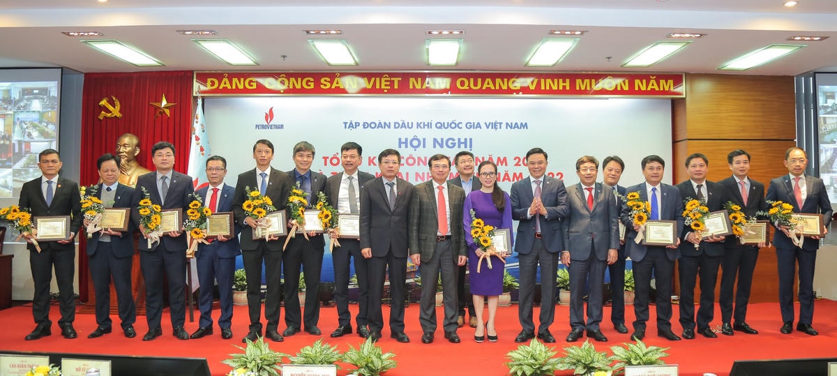 Vinh danh, tặng biểu trưng cho 09 tập thể tiêu biểu trong công tác an sinh xã hội và phòng chống dịch bệnh Covid-19 năm 2021 và vinh danh, tặng biểu trưng cho 06 tập thể tiêu biểu trong công tác triển khai đề án tái tạo Văn hóa Dầu khí năm 2021.