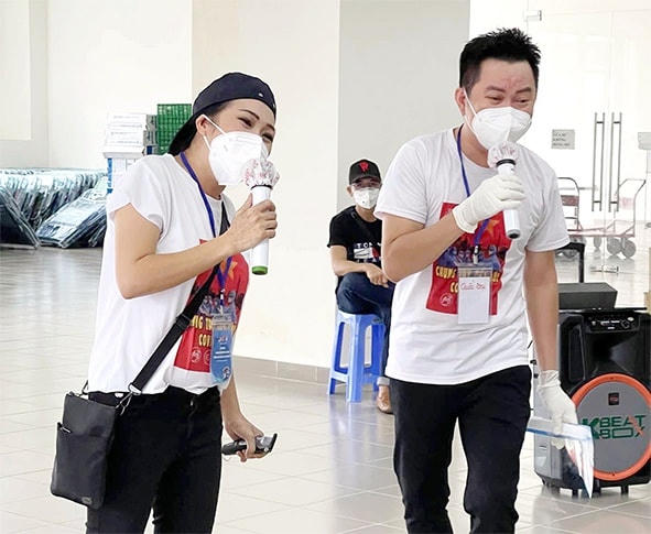 Ca sĩ Phương Thanh, Quốc Đại hát phục vụ ở một khu cách ly tại TP HCM.
