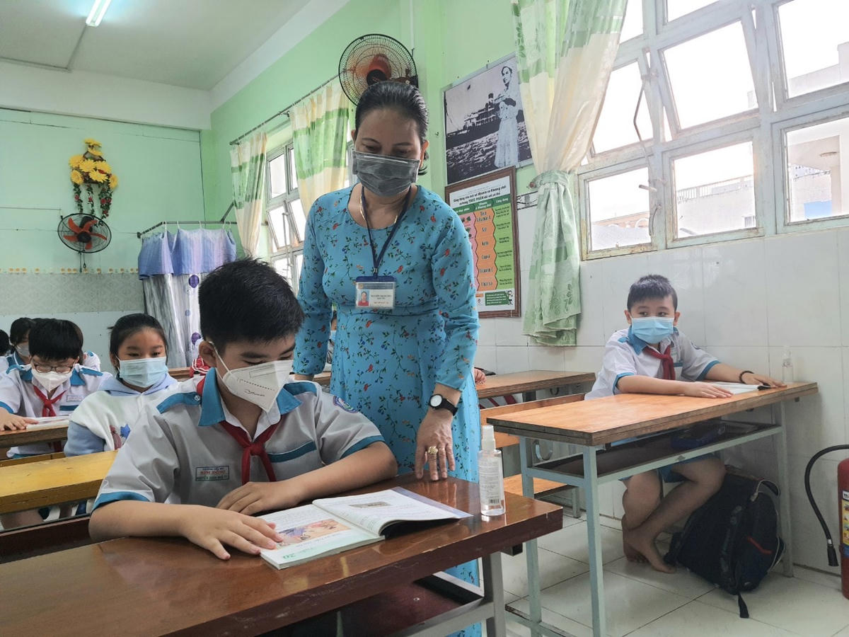 Giáo viên tận tình hướng dẫn các em tiếp cận với hình thức học trực tiếp sau một thời gian học trực tuyến. 