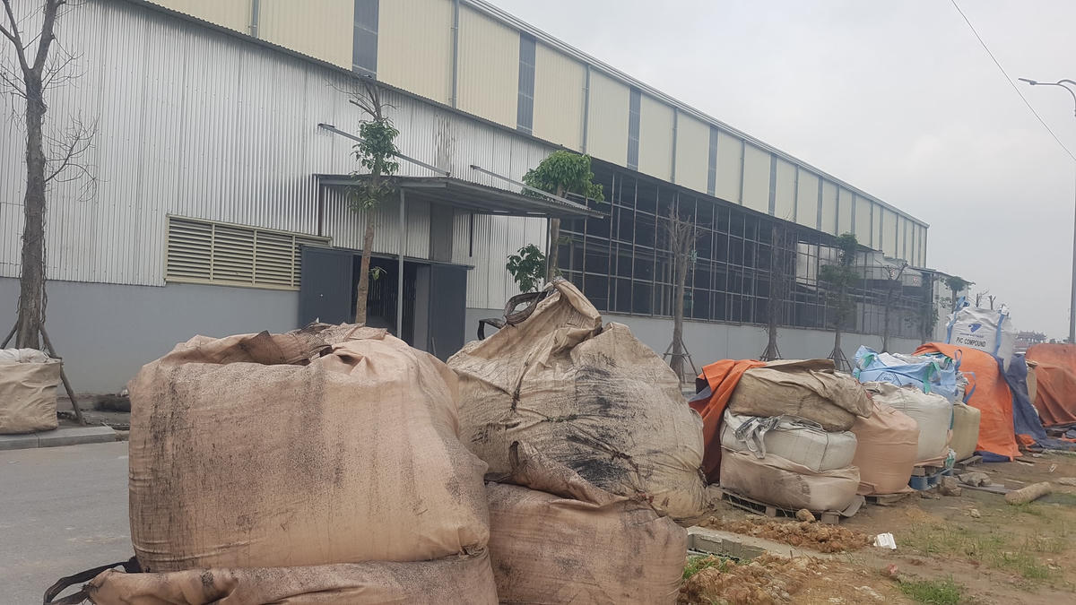 Thay vì được lưu giữ đúng theo luật môi trường, chất thải nguy hại là bụi lò để lộ thiên. Ảnh: Hà An. 