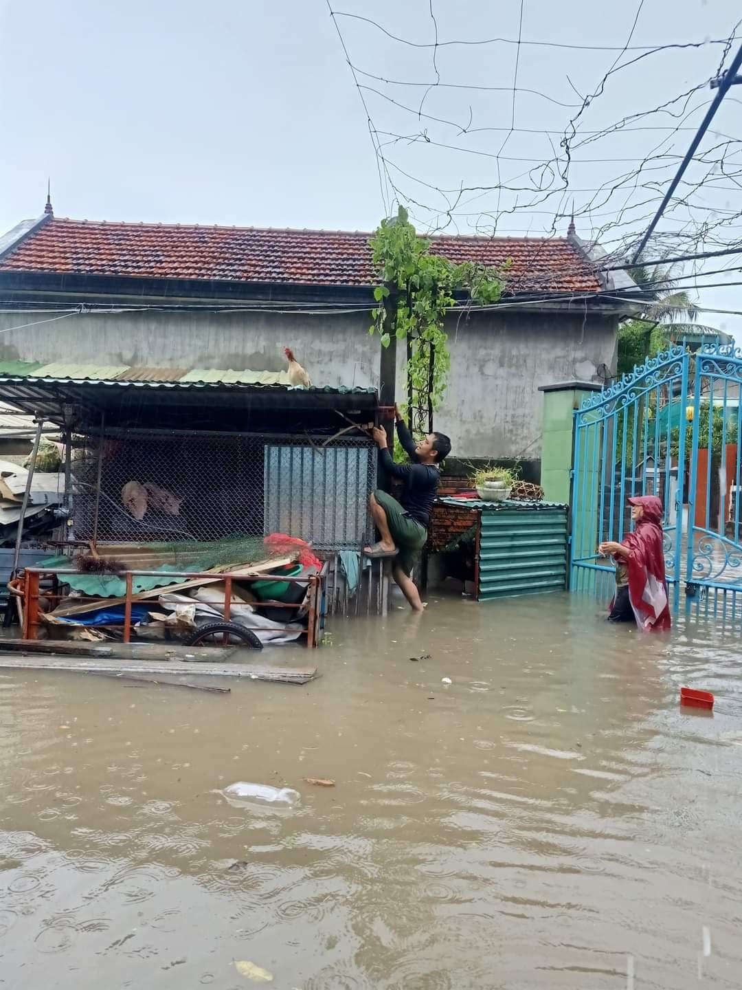 Mưa lớn gây ngập lụt nhiều tuyến đường, khu dân cư trên địa bàn thành phố Cẩm Phả.